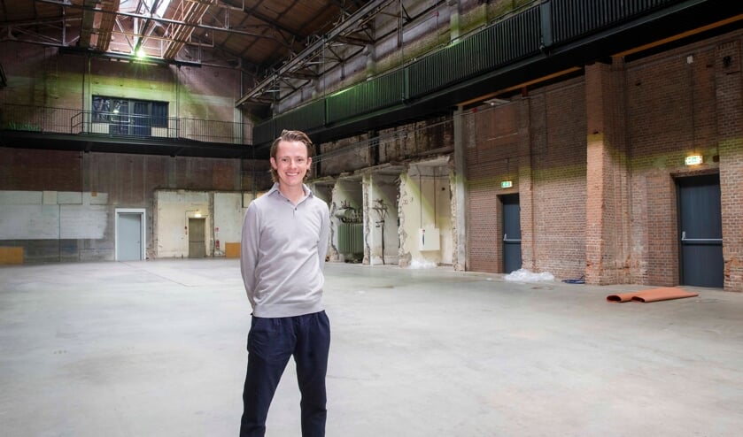 <p>Organisator Ties van Dooren in een nu nog lege en rustige Koekbouw.</p>