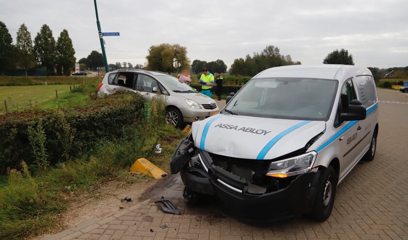 <p>Beide voertuigen, en een lantaarnpaal, raakten flink beschadigd.</p>