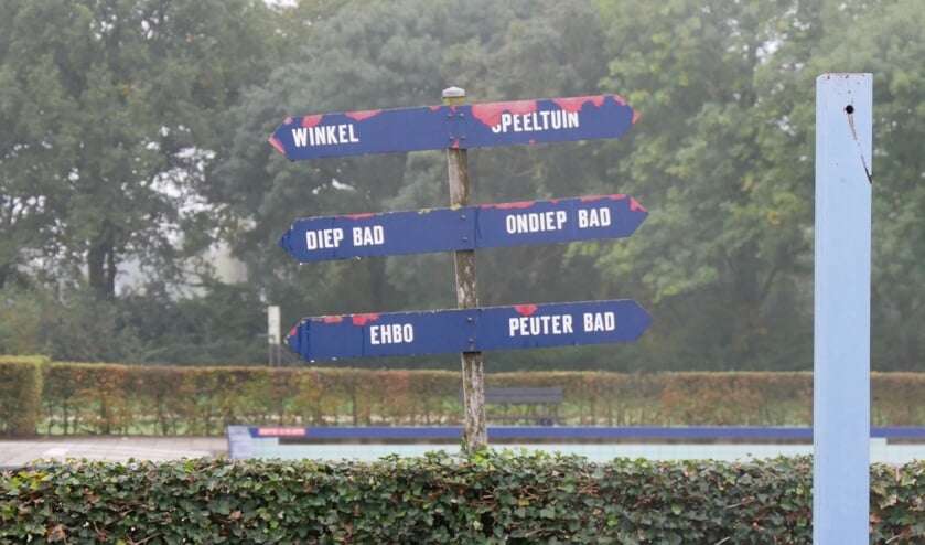 <p>Het buitenzwembad moet grondig gerenoveerd worden.</p>