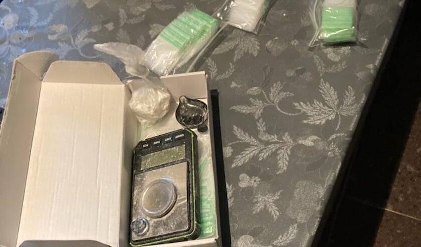 In een woning aan de Statenlaan werd een handelshoeveelheid vermoedelijk cocaïne aangetroffen in combinatie met dealers attributen, waaronder gripzakjes en een weegschaal.