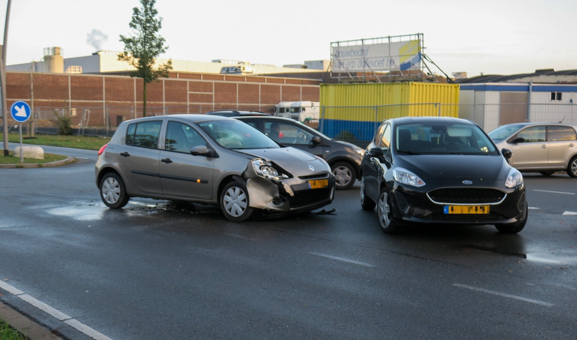 Auto's botsen op kruising Gasstraat - Molenweg. (Foto: Gabor Heeres, Foto Mallo)