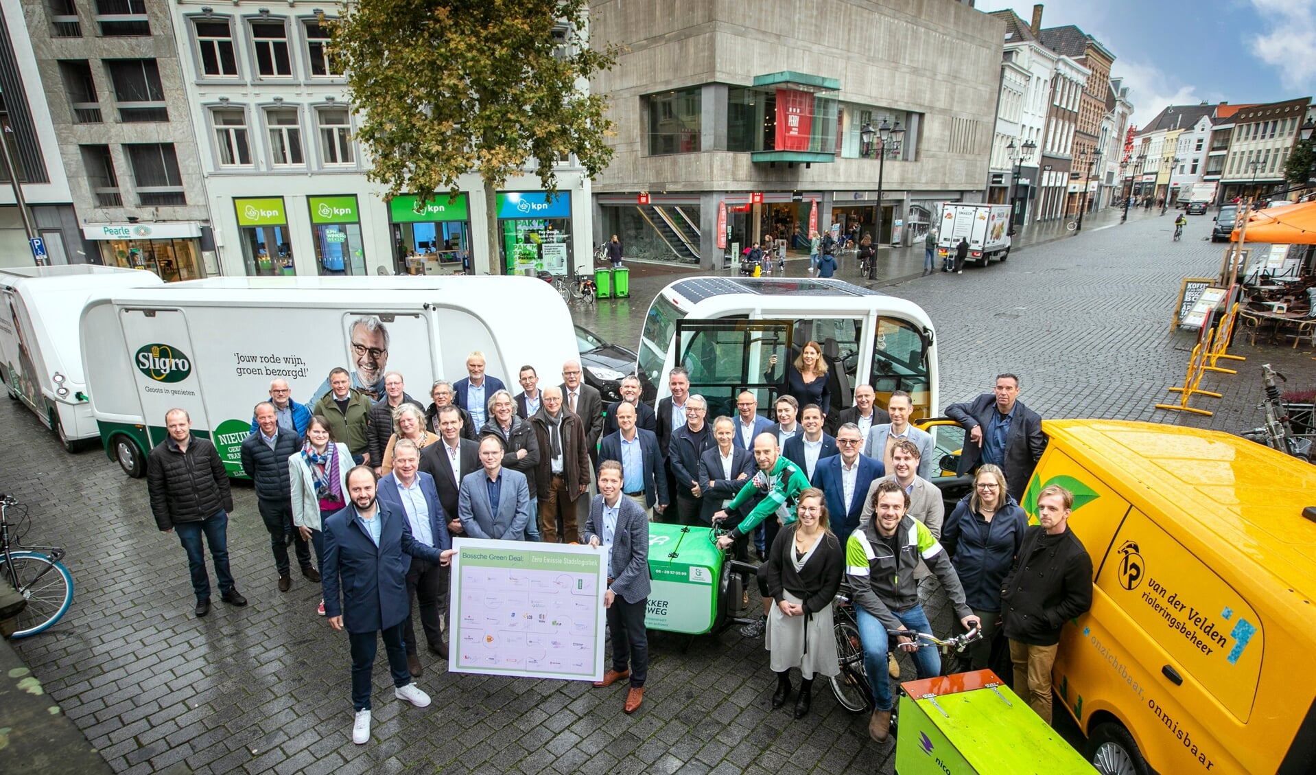 De ondertekening van de 'Bossche Green Deal: Zero Emissie Stadslogistiek' vrijdagmiddag voor het stadhuis.