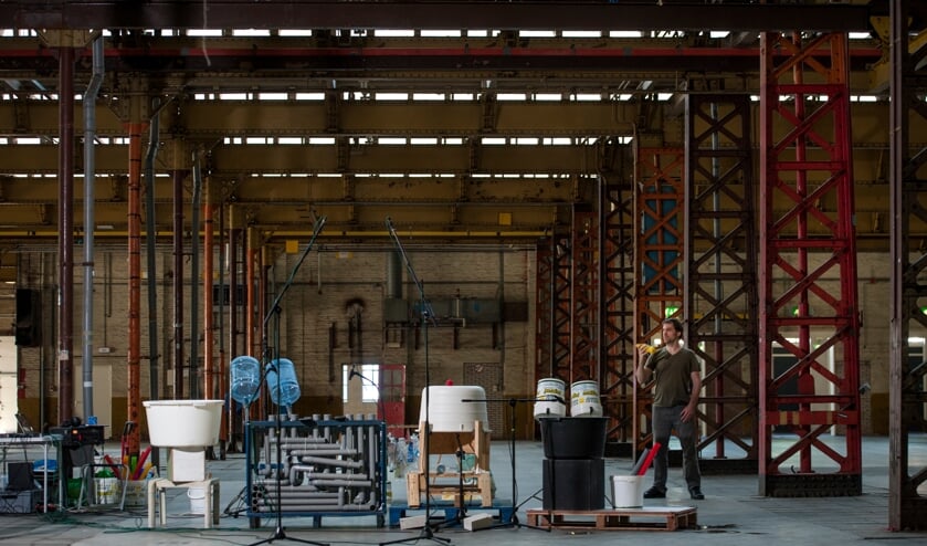 <p>Twee percussionisten bespelen een scala aan instrumenten gemaakt uit plastic afval. </p>