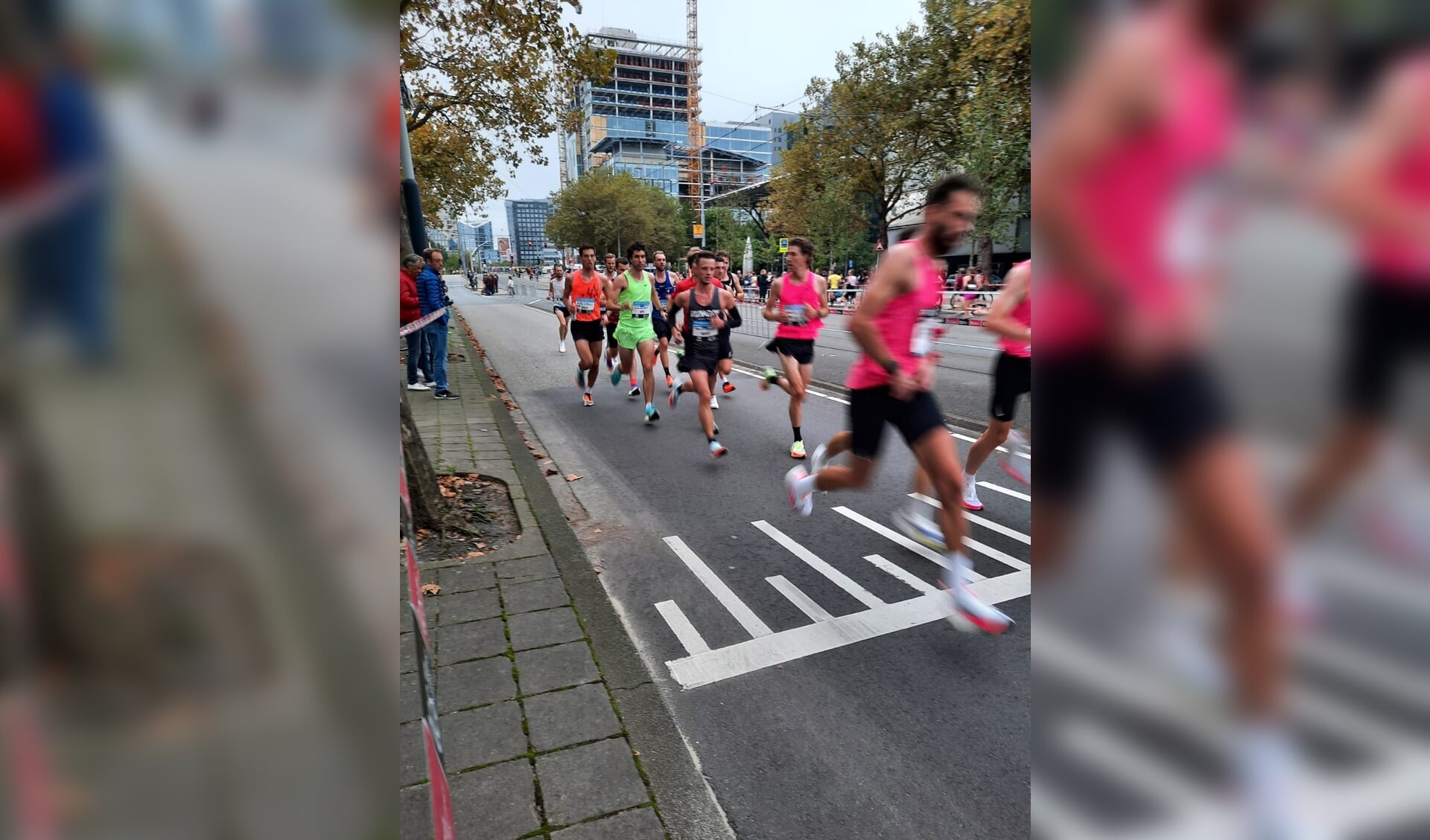 Hein de Groot in het geel tijdens de Amsterdam Marathon.