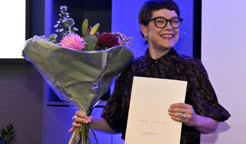 <p>Wethouder Ufuk Kâhya overhandigde wisseltrofee Haantje de Voorste en een cheque ter waarde van 3.000 euro aan Coralie den Adel (foto). Zij is een van de mensen die bij Theaterfestival Boulevard werkt aan toegankelijkheid.</p>