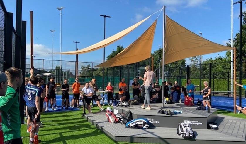 <p>Gezelligheid bij Hertog Jan tijdens de opening van de padelbanen.</p>