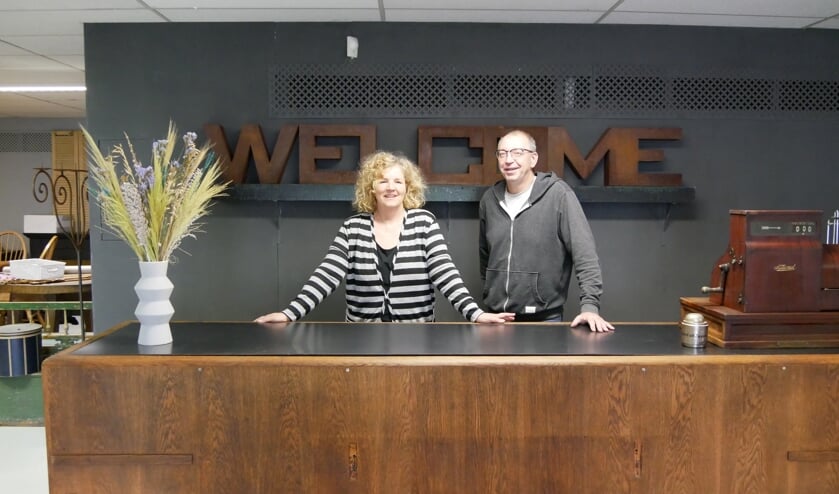 <p>Angelique en Erik achter de toonbank van hun nieuwe winkel in Erp.</p>