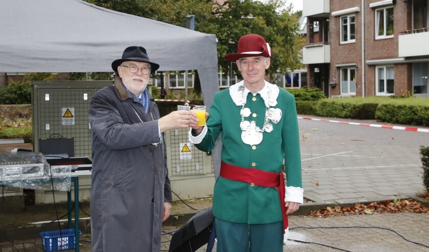 <p>Burgemeester Karel van Soest (links) neemt afscheid van Boxmeer.</p>