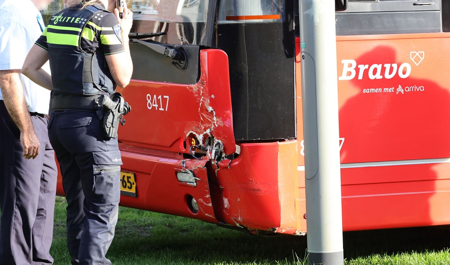 Automobilist gewond bij botsing met bus op Oostwal. (Foto: Charles Mallo, Foto Mallo)