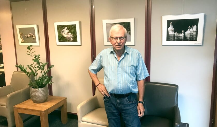 <p>Harry (74) exposeerde al die jaren zijn foto’s in de ontvangstruimte van het tehuis.</p>