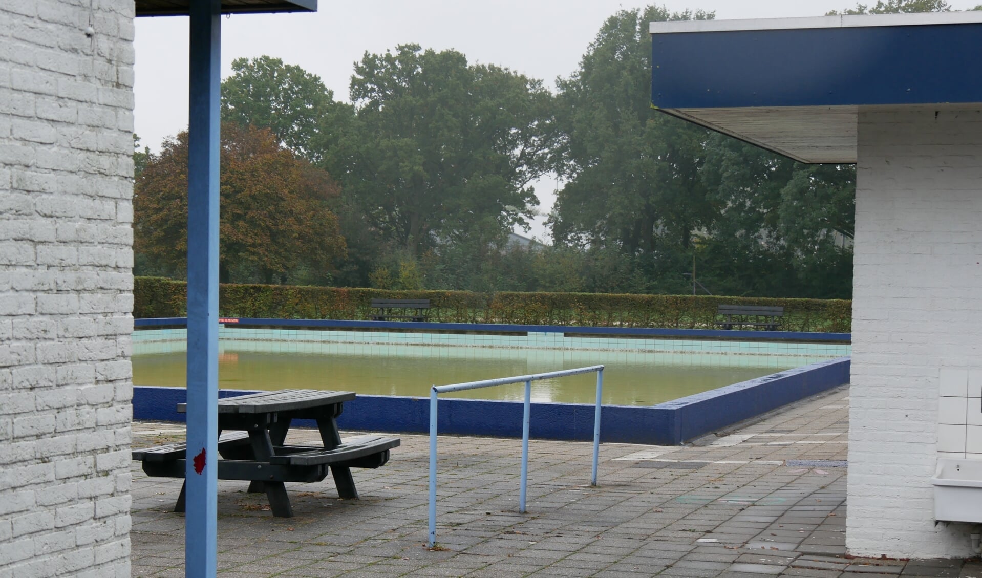 Het voortbestaan van het openluchtzwembad in Veghel staat op losse schroeven.