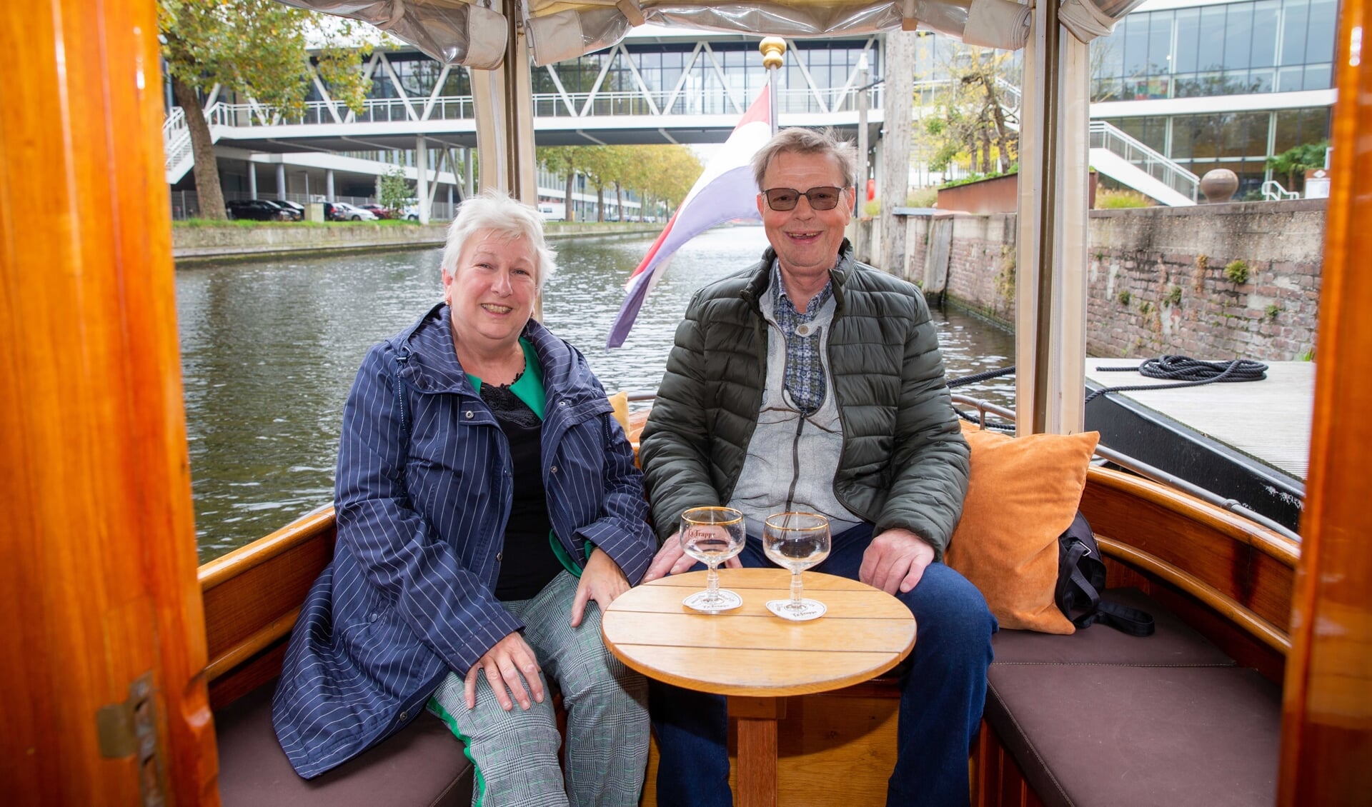 Nicoline en haar man Hans op de boot (foto: Ad van de Graaf).