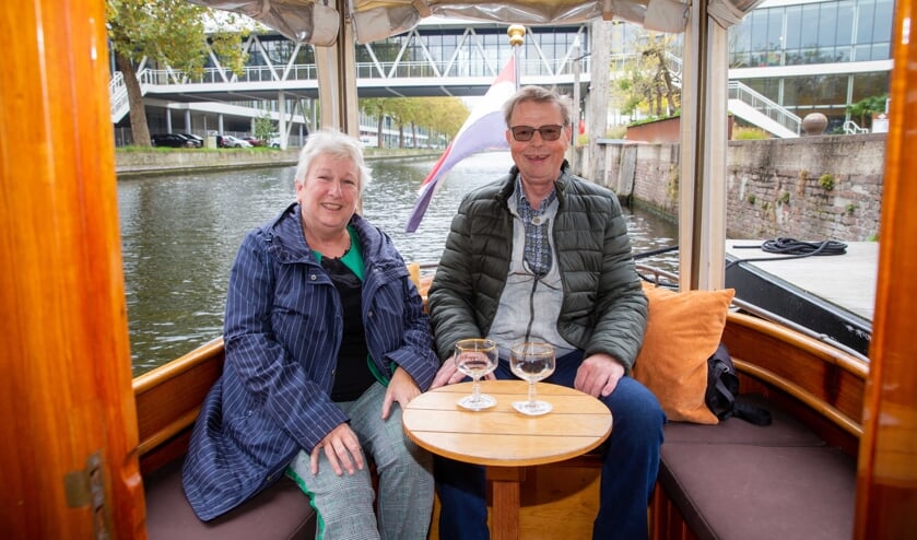 <p>Nicoline en haar man Hans op de boot (foto: Ad van de Graaf).</p>