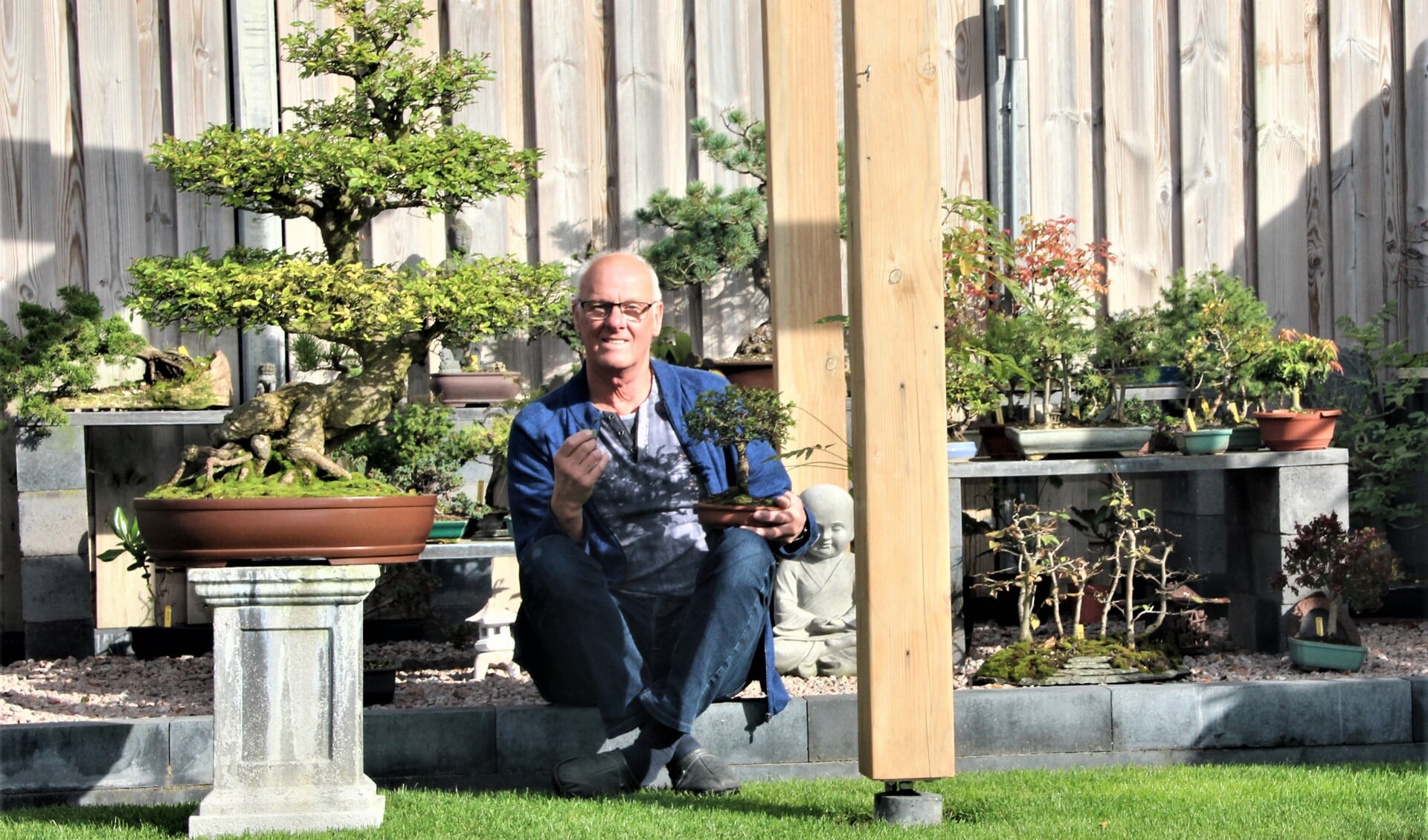 Peter Klomp geniet van zijn bonsai passie, zijn hobby is wel wat uit de hand gelopen.  