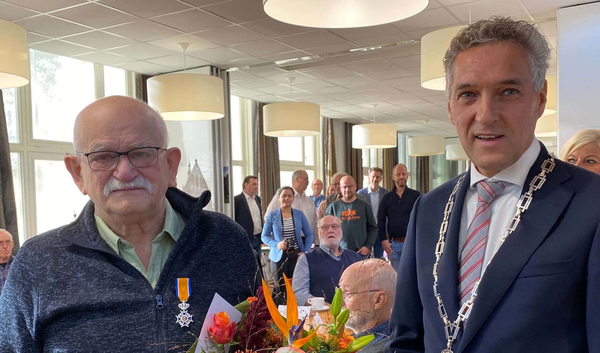 Jan van den Elzen werd benoemd tot Lid in de Orde van Oranje Nassau. Rechts burgemeester Hans Teunissen.