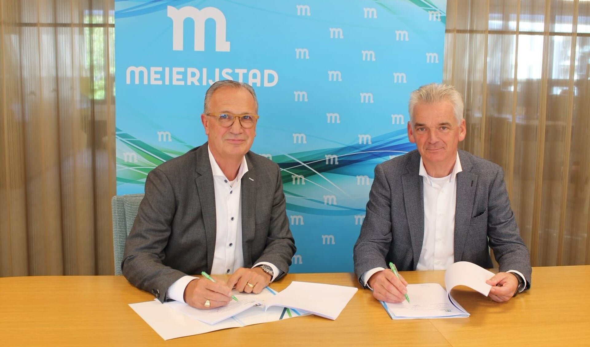 Jan Goijaarts en Marcel Hoogendorp van Van Grunsven Ontwikkeling ondertekenen de overeenkomst.