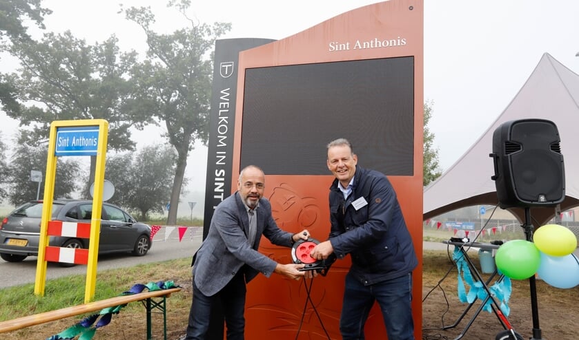 Wethouder Rob Poel en René Theunissen openen het digitale bord.