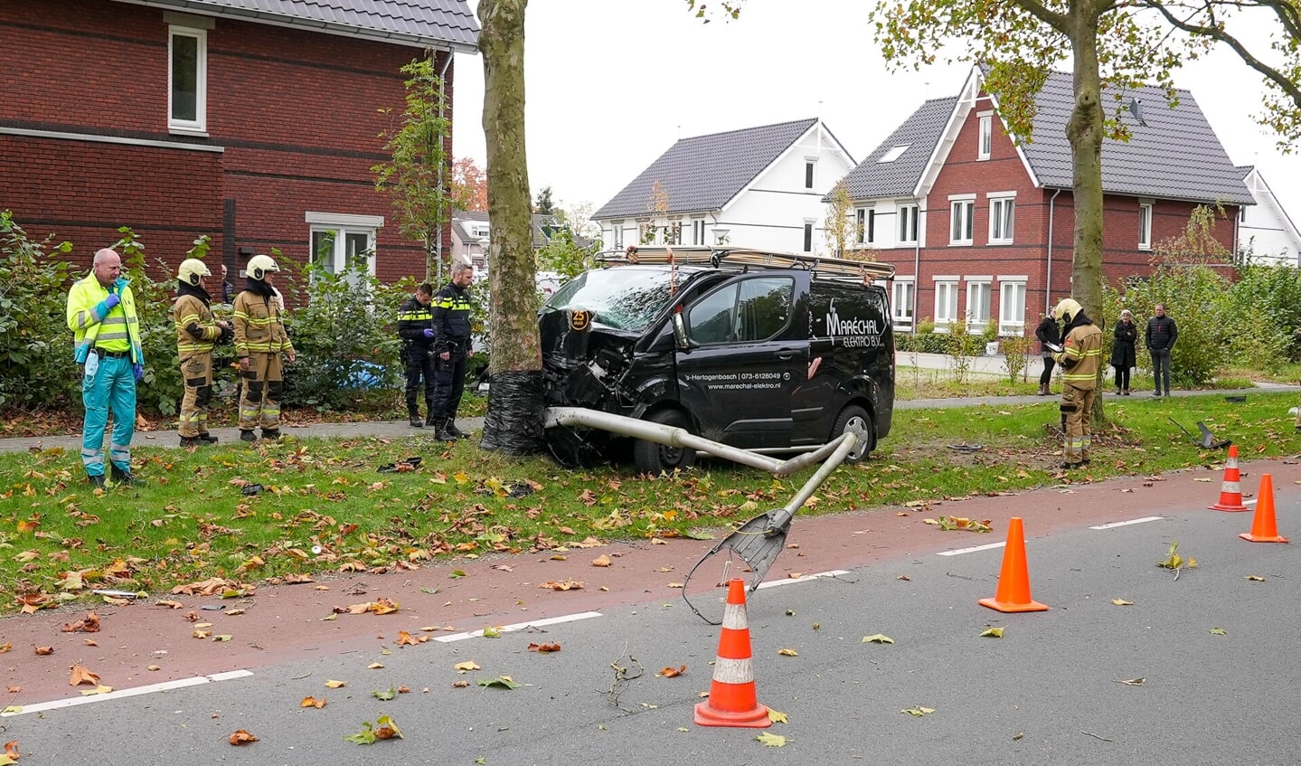 Busje elektrotechniekbedrijf rijdt lantaarnpaal uit de grond op Joannes Zwijsenlaan. (Foto: Gabor Heeres, Foto Mallo) 