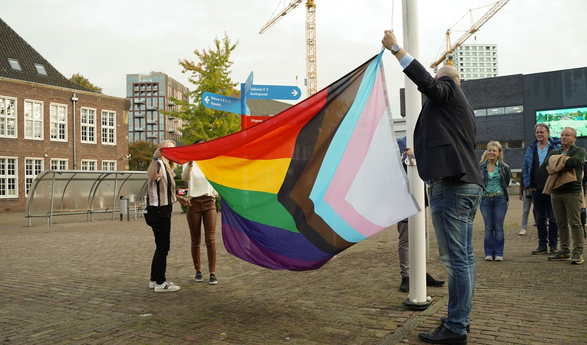 In het bijzijn van wethouder Mike van der Geld werd maandagochtend de regenboogvlag gehesen op het Koning willem I College in Den Bosch. De school laat deze het hele jaar door hangen.