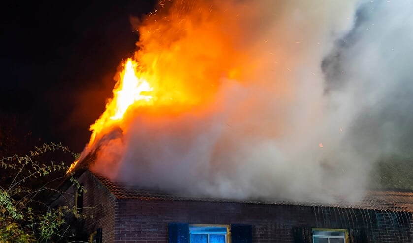Felle uitslaande brand in Geffense woonboerderij. (Foto: Gabor Heeres, Foto Mallo)
