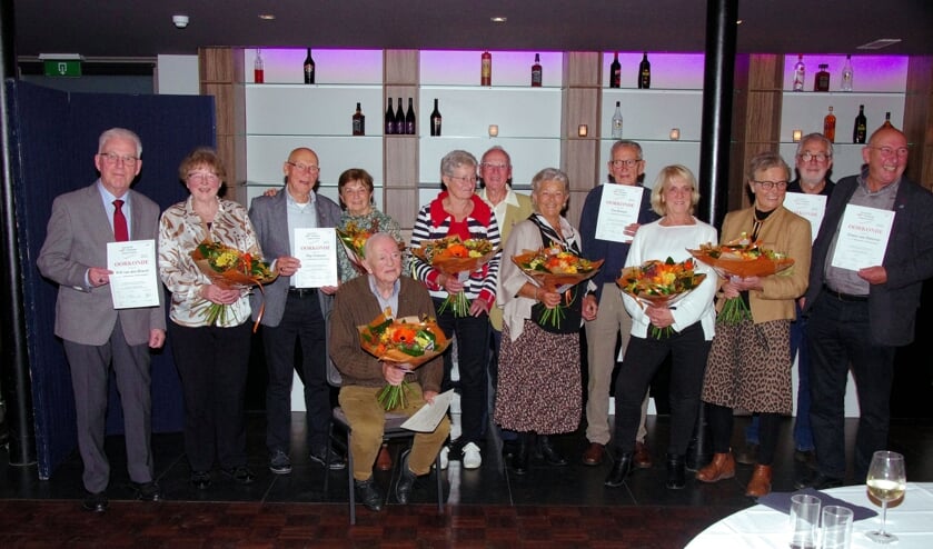 <p>De jubilarissen ontvingen een oorkonde, jubileumspeld en bos bloemen.</p>