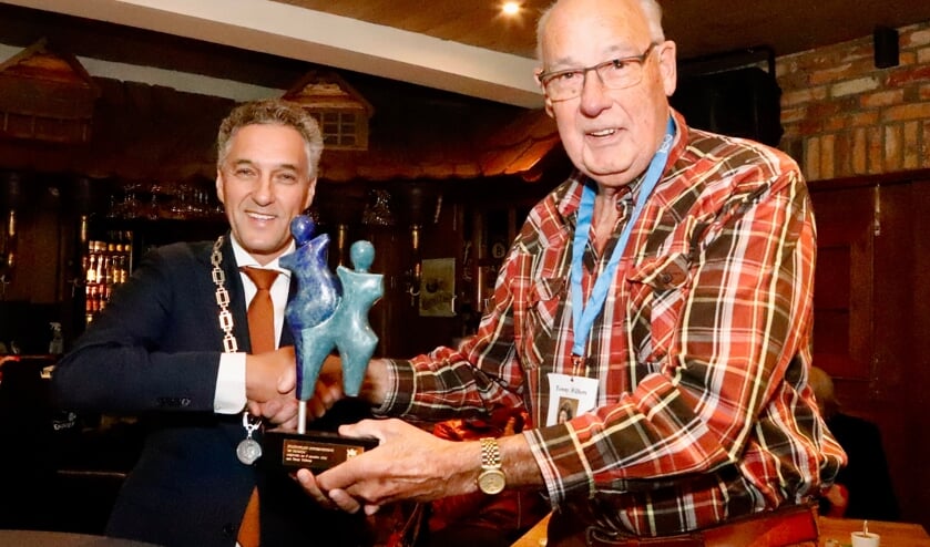 Burgemeester Hans Theunissen feliciteert Tonny Wilbers.