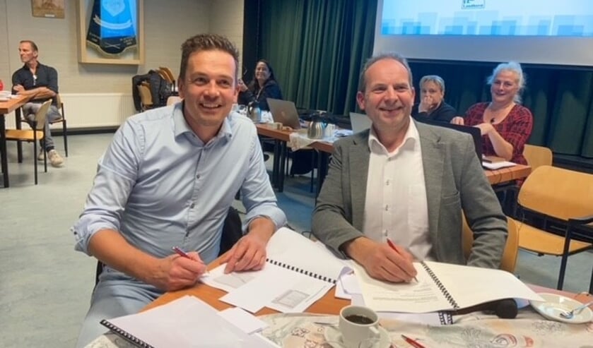 <p>Paul Verhoeven van Vastgoedregisseur B.V. en wethouder Bollen ondertekenen de overeenkomst voor de bouw van 8 woningen</p>