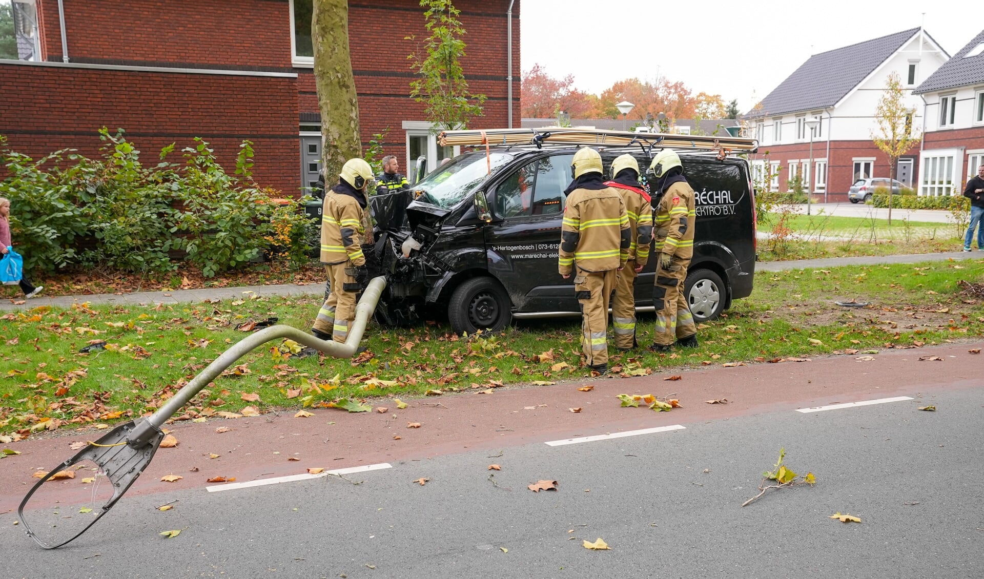 Busje elektrotechniekbedrijf rijdt lantaarnpaal uit de grond op Joannes Zwijsenlaan. (Foto: Gabor Heeres, Foto Mallo) 