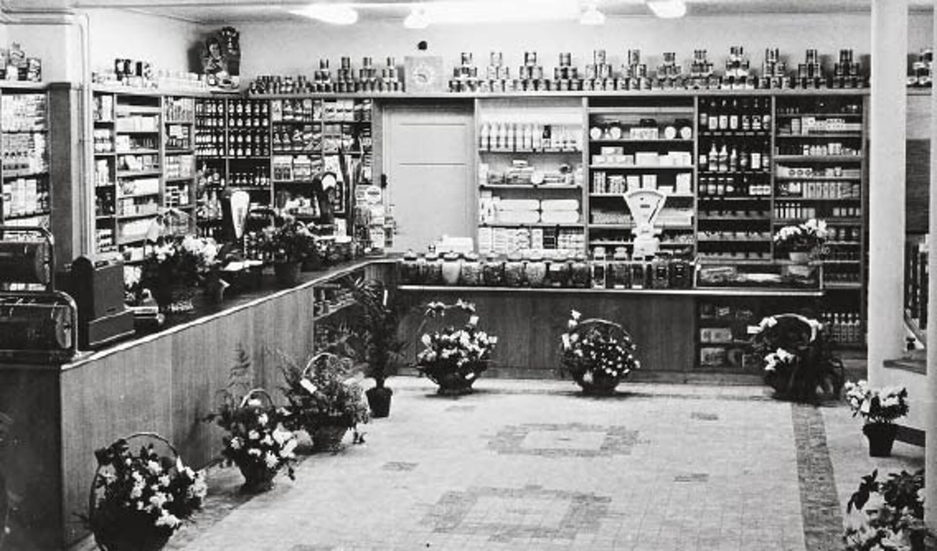 Het interieur van de gloednieuwe winkel in december 1953.