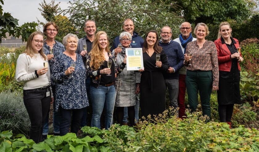 <p>Team Vrijwilligerspunt Sociom met directeur bestuurder Roland van der Heijden en goed-geregeld adviseur Diana van den Eijnden.<em> </em>(Foto: Rens Hubers)</p>