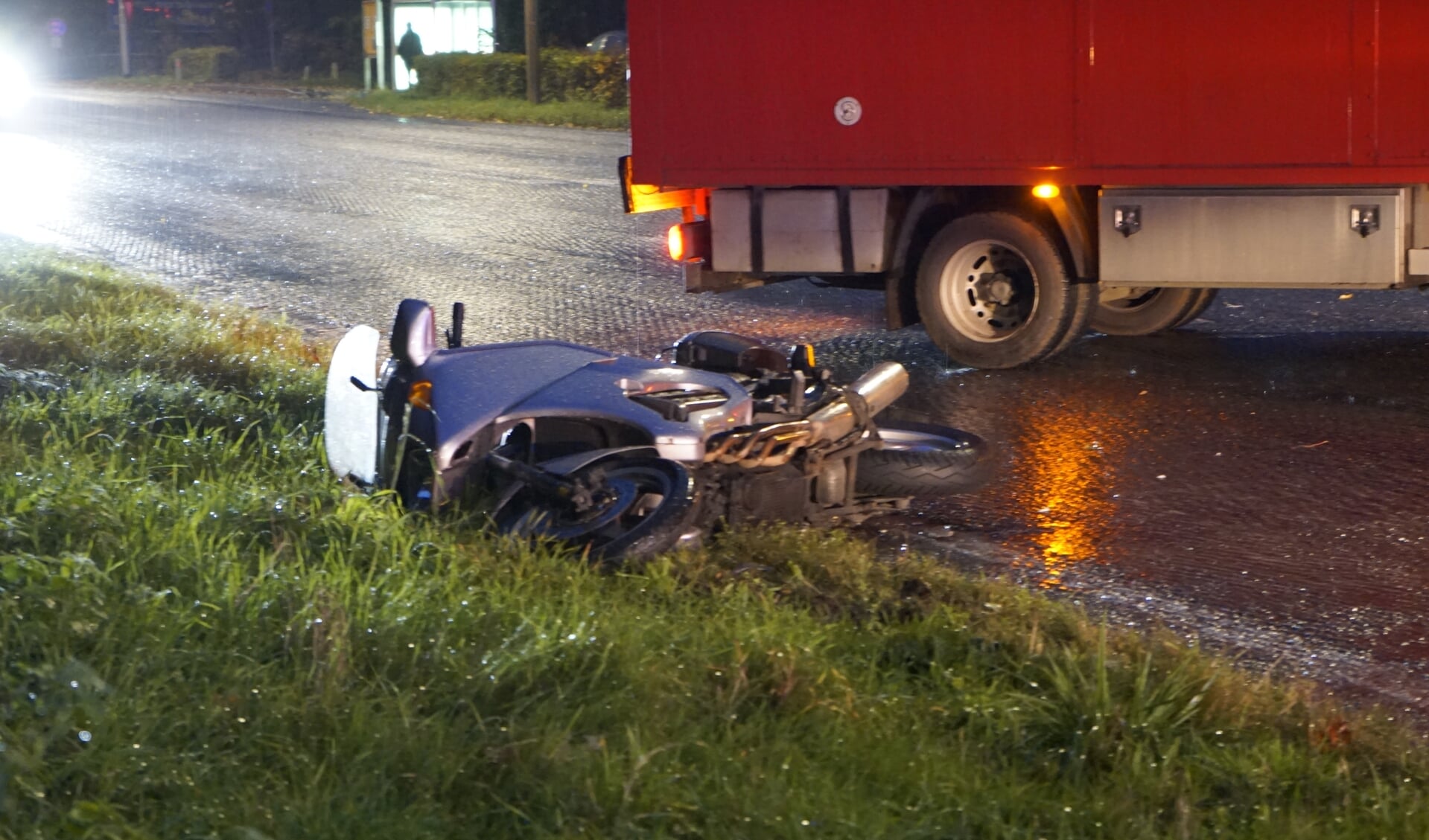 Een motorrijder botste met een auto in Plasmolen. 