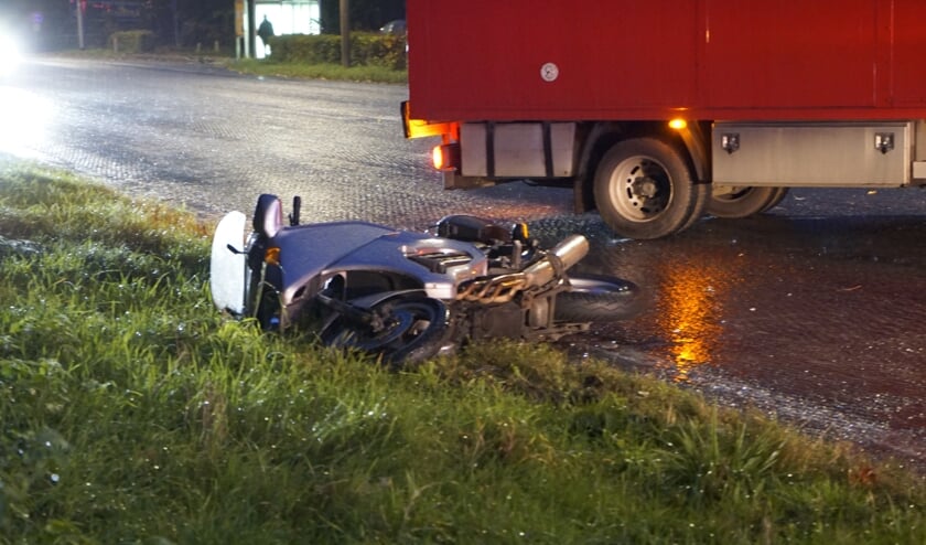 Een motorrijder botste met een auto in Plasmolen.