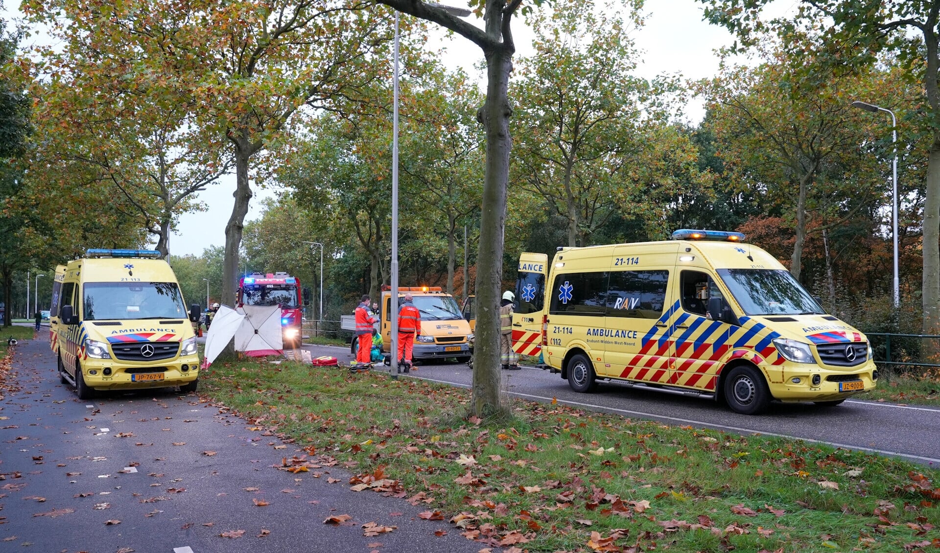 Zwaargewonde bij ongeval op Dr. Saal van Zwanenbergsingel. (Foto: Gabor Heeres, Foto Mallo)