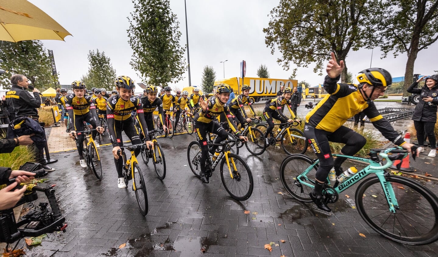 De deelnemers - in het Jumbo-geel – vertrekken onder leiding van Marianne Vos voor de fietstocht door Brabant.