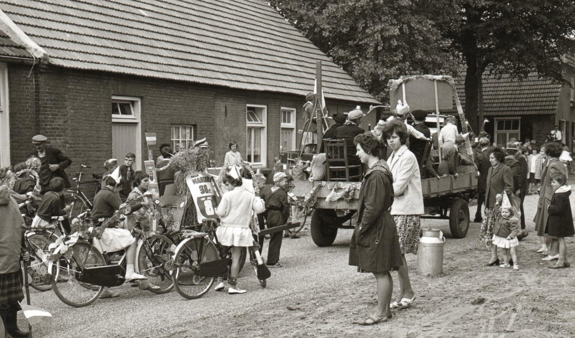De feestelijke opening van de geasfalteerde weg van het Havelt naar het Ham in 1963. De woningen (links) op de hoek Kruigenstraat-Ham staan op de plek waar ooit Lenaert van Ham en Willemke van Coulen woonden. (Foto: Vehchele, deelcollectie Lambert van Berkel). 