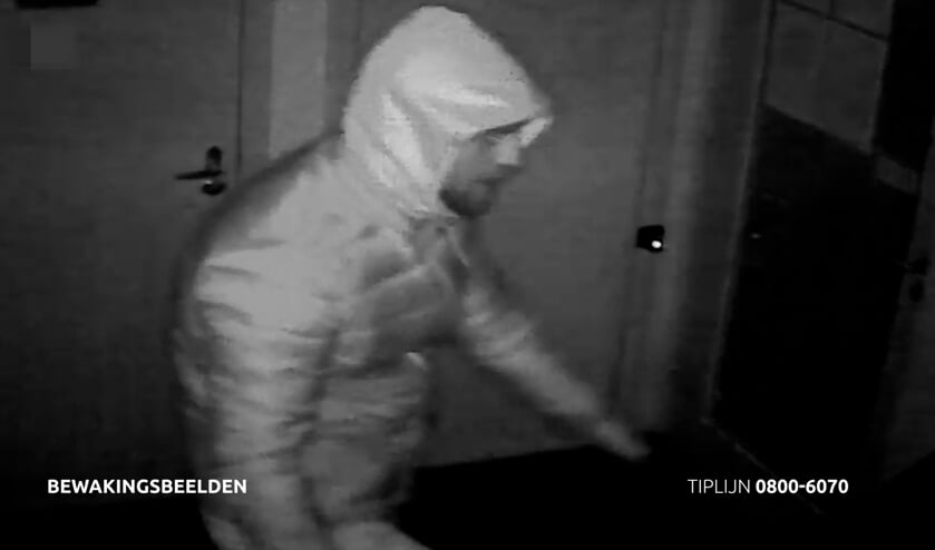 <p>Politie toont foto van 'lenige inbreker' in dierenkliniek.</p>