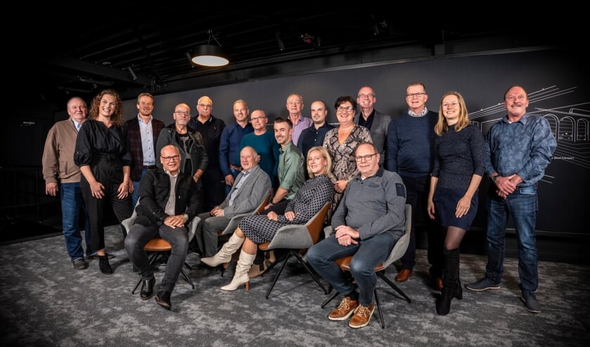 <p>Vlnr: Wieslaw Jan Kaminski, Sara van Bree, Peter van den Bosch, Carlo Meeuwsen, Theo Romijnders, Henk van den Berg, Martin van den Munckhof, Mari van den Akker, Paul Vrugt, Robert Sleegers, Jos van der Putten, Judit Eder, Jeffrey Kranenbroek, Joelle Pennings, Evert Bergers, Rico Daandels, Anton Tacken, Nikki Goossens en Marthy van der Pas. Niet op de foto: Jaap van der Vlies, Pascal van Ginneken, Jan Martens, Ed Vuik en Jos Groote.</p>
