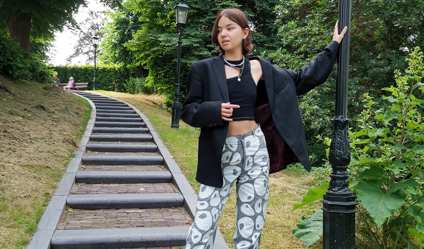<p>Muriel laat zien hoe ze van gedragen kleding weer hippe, nieuwe mode maakt. Misschien verkoopt ze ook wel wat mooie artikelen.</p>