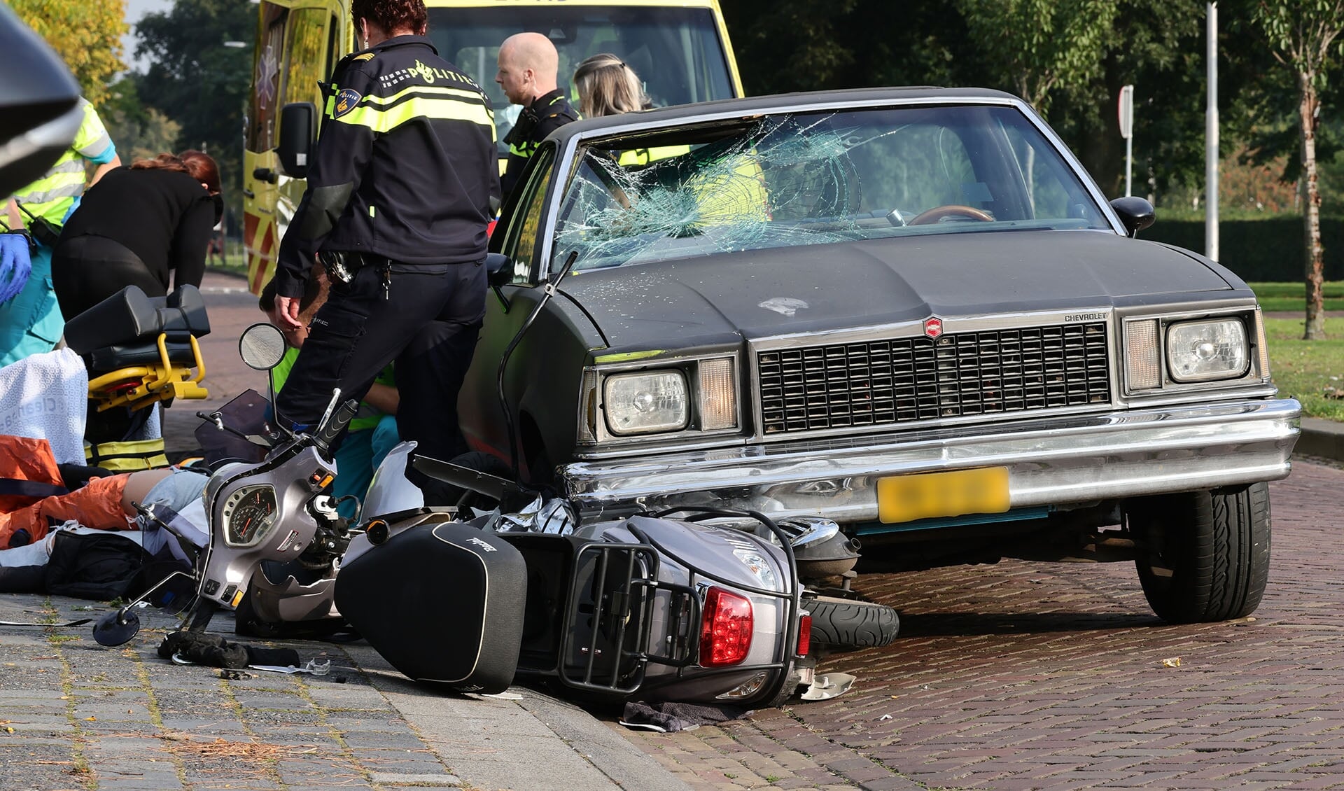 Gewonden bij ongeval op Spoorlaan. (Foto: Charles Mallo, Foto Mallo)