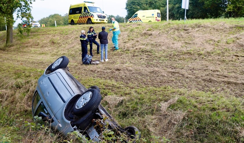 Het voertuig eindige op de kop in de sloot.