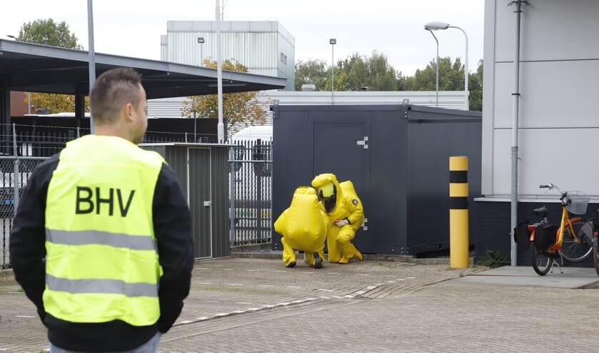 Gehuld in speciale chemiepakken onderzoekt de brandweer hoe gevaarlijk de stof is.