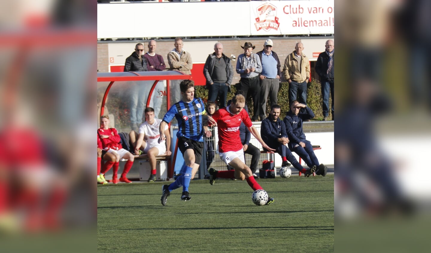 JVC'er Jordi Toonen stoomt op in de wedstrijd tegen Excelsior Zetten.