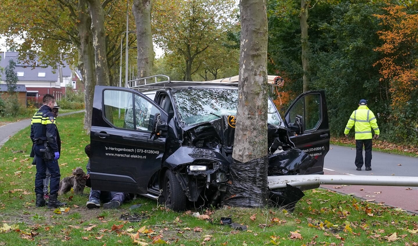 Busje elektrotechniekbedrijf rijdt lantaarnpaal uit de grond op Joannes Zwijsenlaan. (Foto: Gabor Heeres, Foto Mallo) 