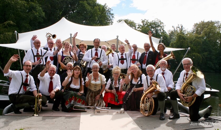 <p>Die Original Maastaler opent de Kapellencarrousel in Heijen.</p>