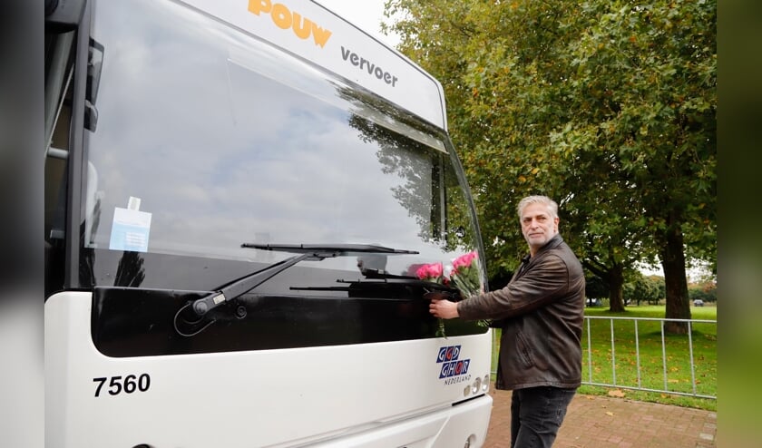 Met bloemen wil Hugo Schel de GGD een hart onder de riem steken en bedanken voor hun inzet. (Foto: SK-Media)