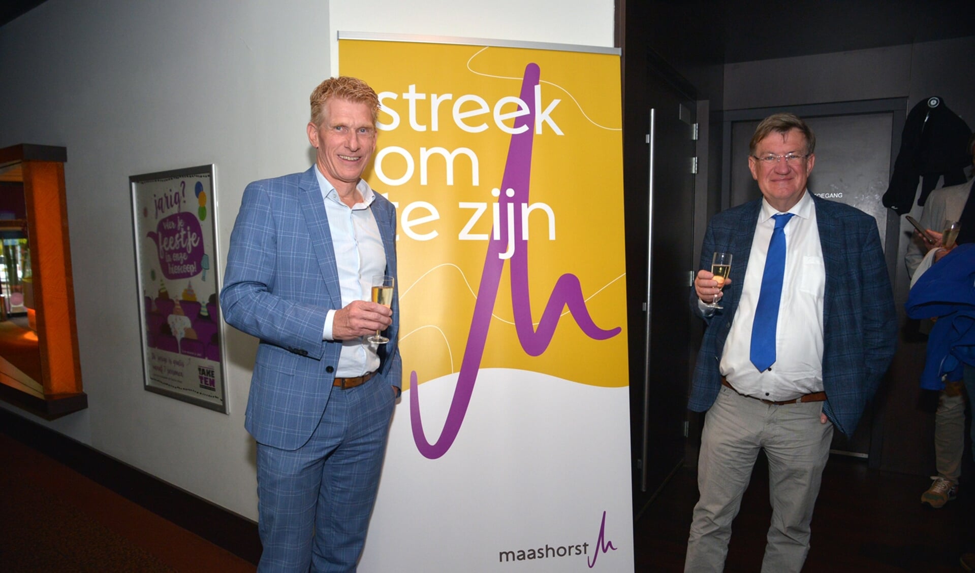 Burgemeester Bakermans (Landerd) en burgemeester Hellegers (Uden) bij het nieuwe logo.