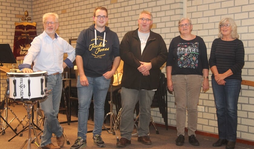<p>Van links naar rechts; Ben van Kuppeveld, Wouter van Dijk, Frans van Dijk, Anita Verstegen en Ine de Lange.</p>