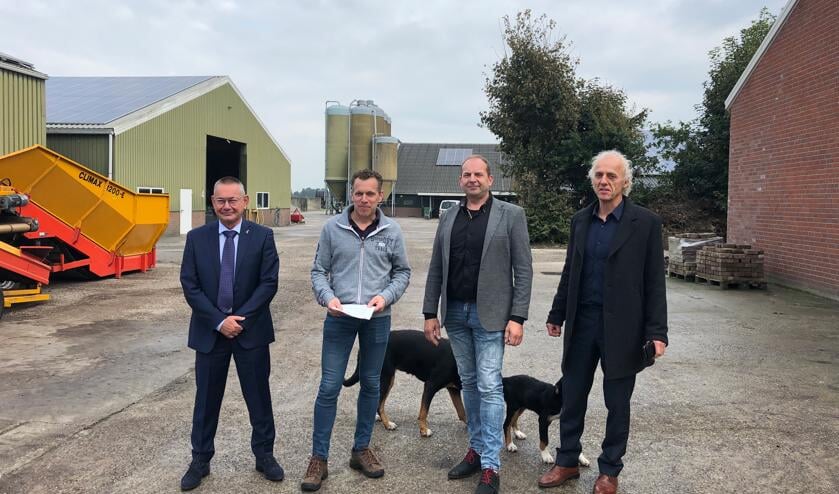 Op locatie bij het bedrijf van Erik Geene is de samenwerkingsovereenkomst ondertekend. V.l.n.r. Gé Backus, Erik Geene, Wouter Bollen en Arie Meulepas