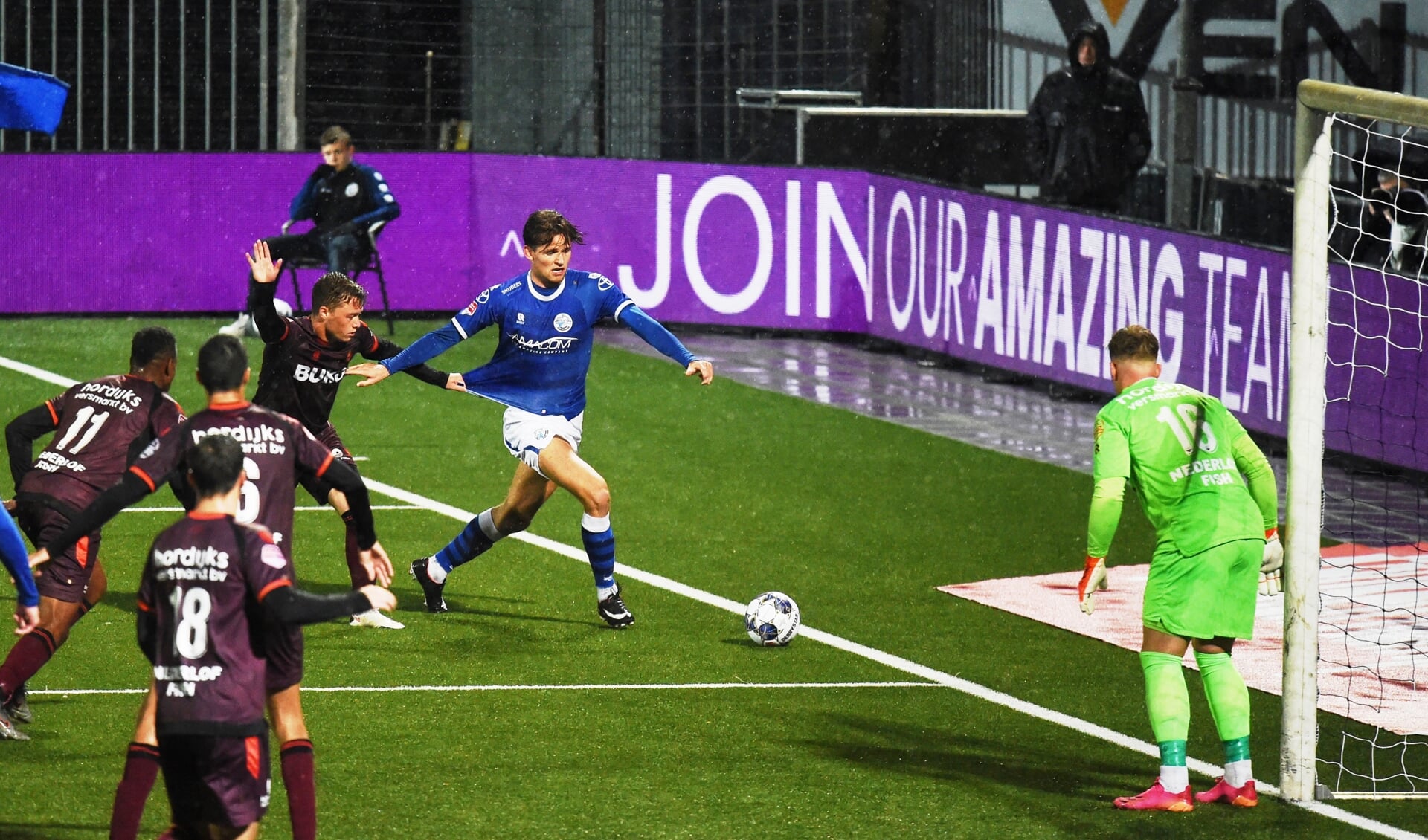 Teun van Grunsven probeert los te komen van zijn tegenstander. De Bosschenaren hadden het geluk niet aan hun zijde en verloren dankzij een doelpunt in de extra tijd met 0-1 van SC Telstar. (Foto: Henk van Esch)