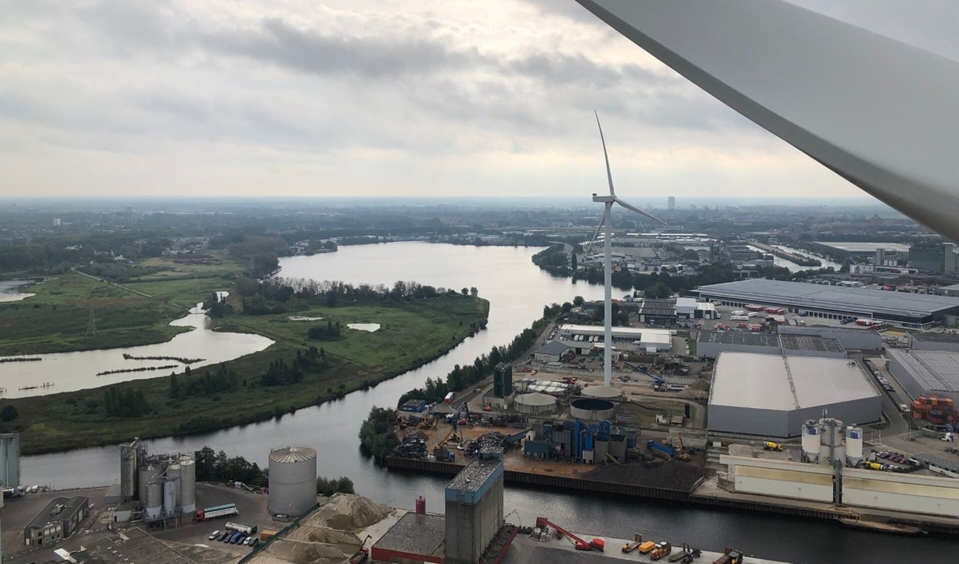 Windpark De Rietvelden in Den Bosch gezien vanaf de windmolen aan de Graaf van Solmsweg, kijkend op de windmolen op het terrein van de Heineken brouwerij.